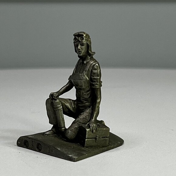 Franklin Mint Pewter Figurine "Giving Her All" 1938-1947 Collectible From 1980 - Picture 4 of 9